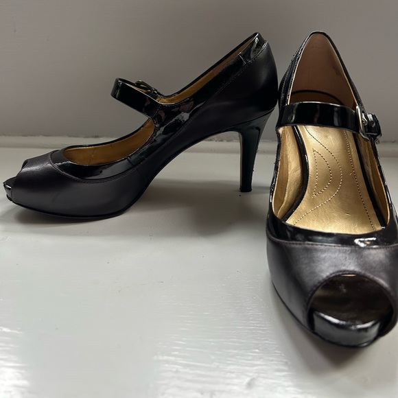 Beautiful Tahari Heels - Picture 1 of 6